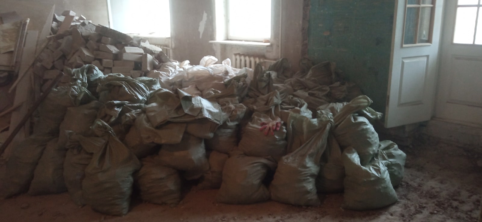 Вывоз мусора после сноса стен в квартире